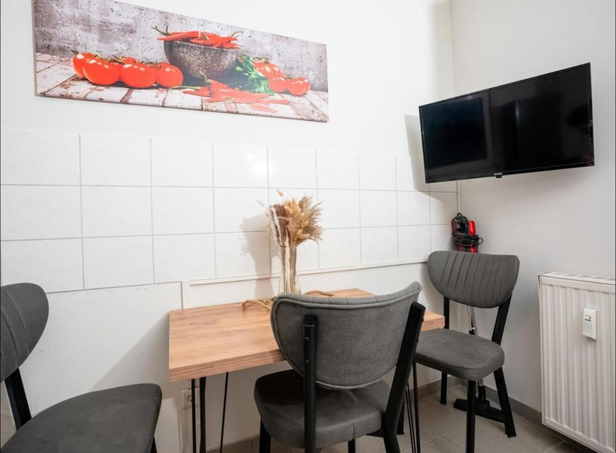Livemore24 - 2 In 24-7 Check-in * Duisburg